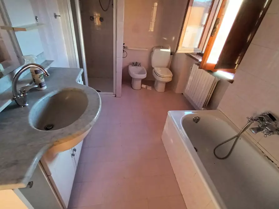 Immagine 5 di Appartamento in vendita  a Lucca