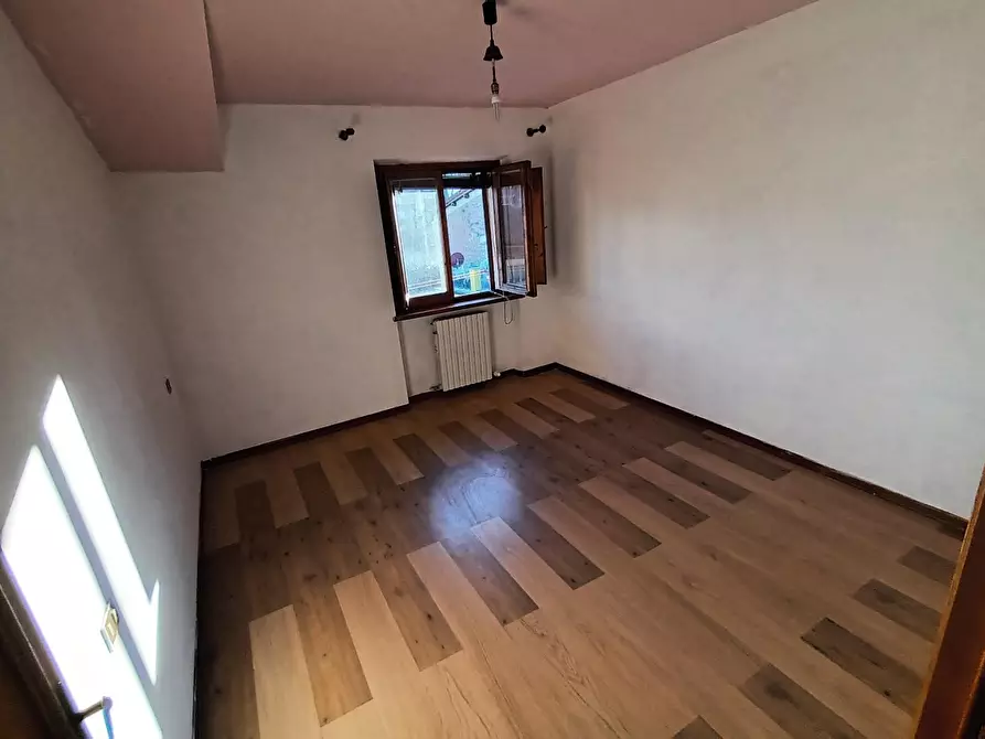 Immagine 11 di Appartamento in vendita  a Lucca