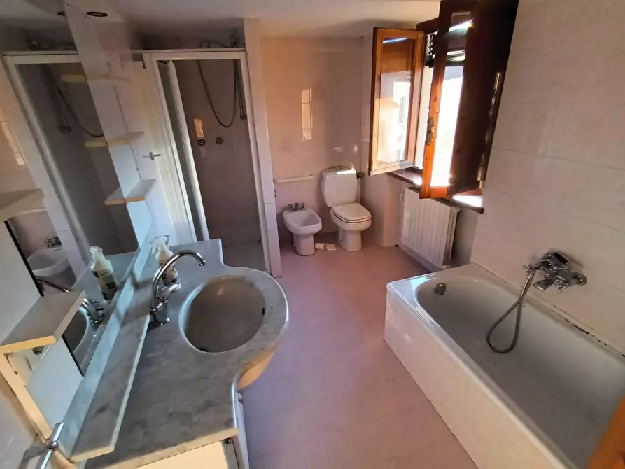 Immagine 7 di Appartamento in vendita  a Lucca