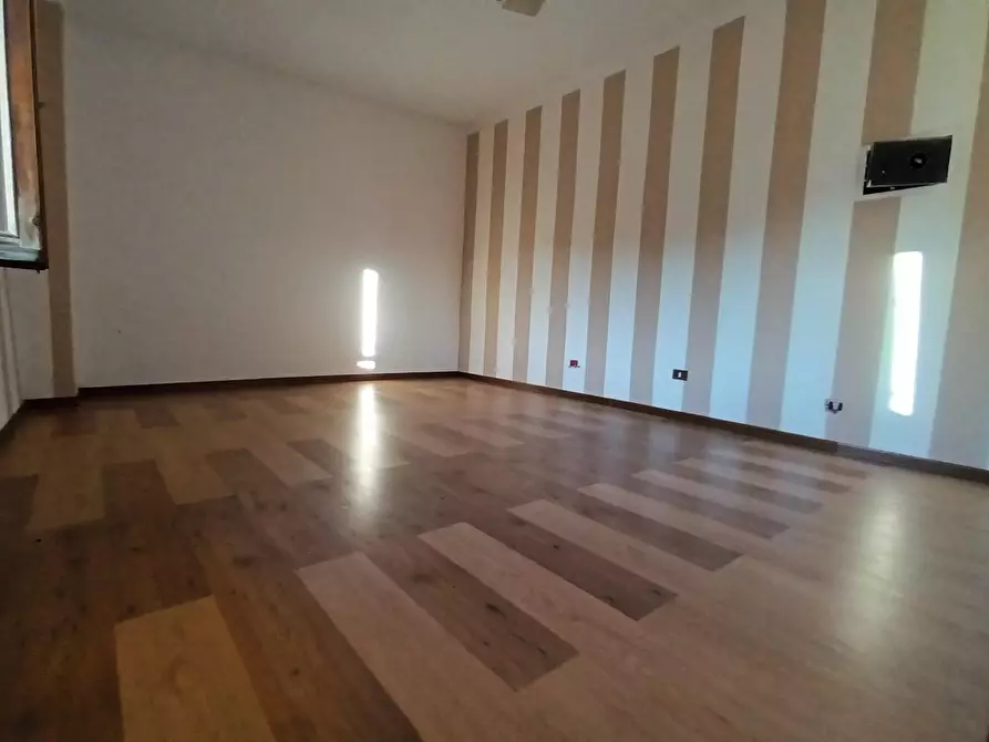 Immagine 10 di Appartamento in vendita  a Lucca