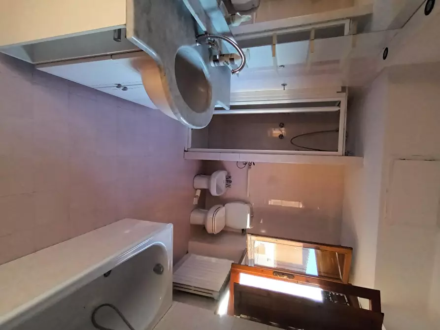 Immagine 6 di Appartamento in vendita  a Lucca