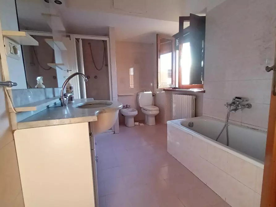 Immagine 8 di Appartamento in vendita  a Lucca