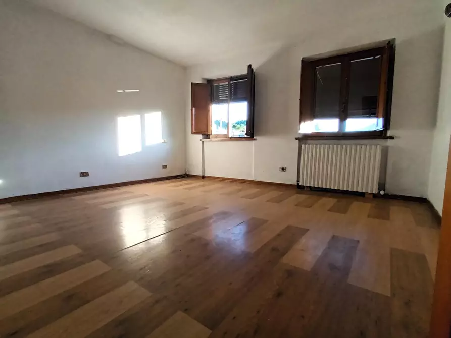 Immagine 16 di Appartamento in vendita  a Lucca