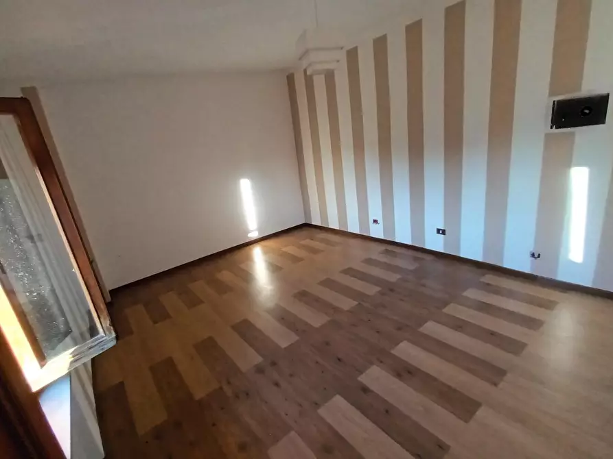 Immagine 9 di Appartamento in vendita  a Lucca