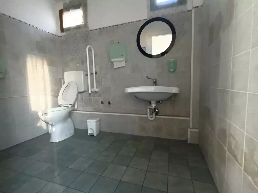 Immagine 20 di Locale commerciale in vendita  a Lucca