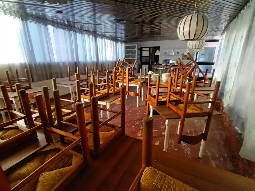 Immagine 22 di Locale commerciale in vendita  a Lucca