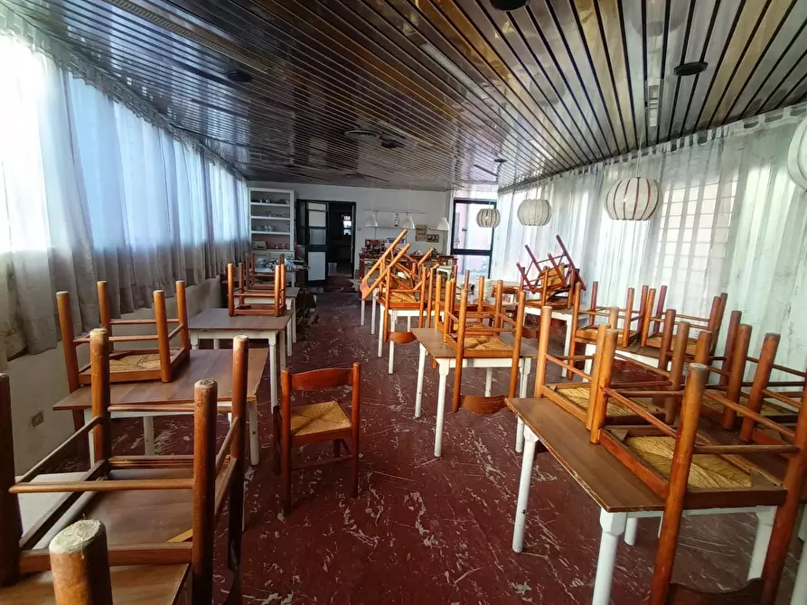 Immagine 23 di Locale commerciale in vendita  a Lucca