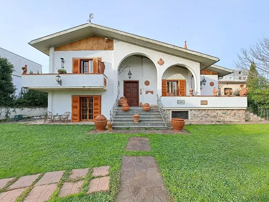 Immagine 1 di Villa in vendita  a Pisa