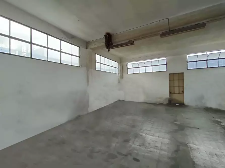 Immagine 3 di Attività artigianale in vendita  a Massa