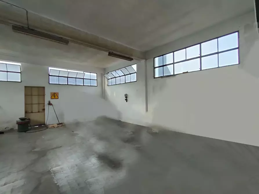 Immagine 2 di Attività artigianale in vendita  a Massa