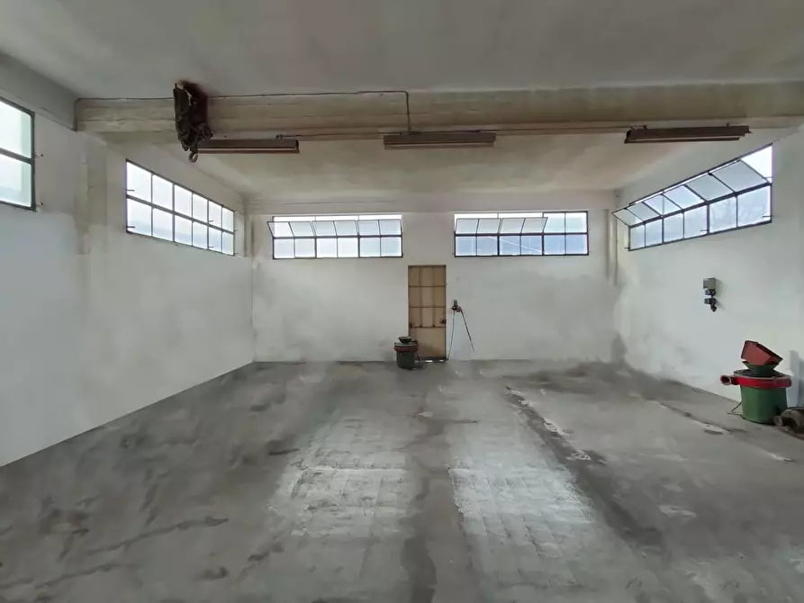 Immagine 4 di Attività artigianale in vendita  a Massa