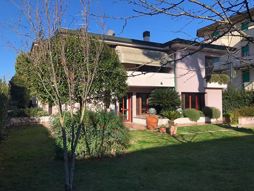 Immagine 1 di Villa in vendita  a Santa Croce Sull'arno