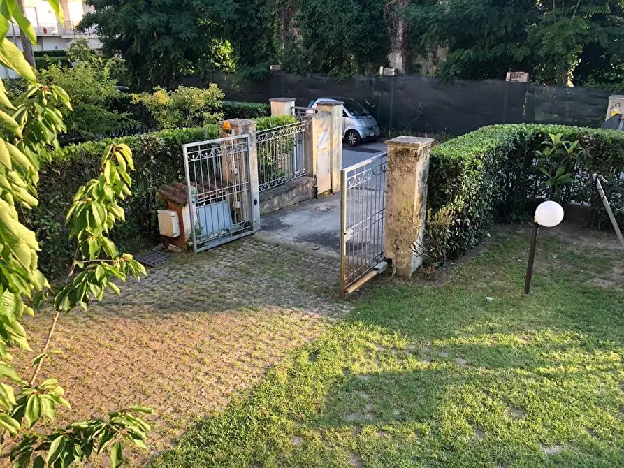 Immagine 19 di Casa trifamiliare in affitto  a Pietrasanta