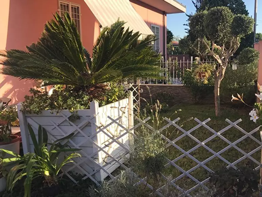 Immagine 10 di Casa bifamiliare in vendita  a Carrara