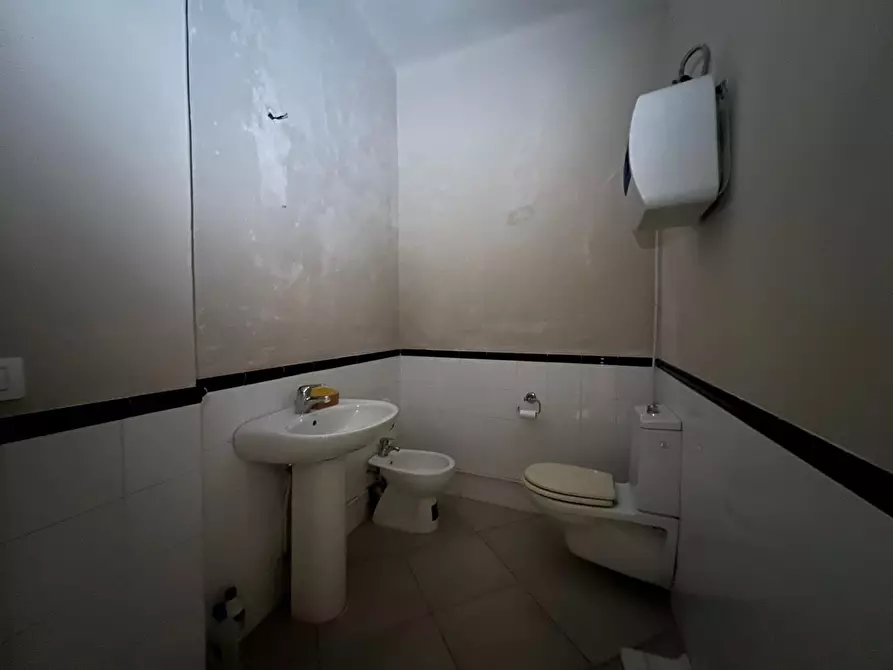 Immagine 8 di Ufficio in affitto  a Lucca