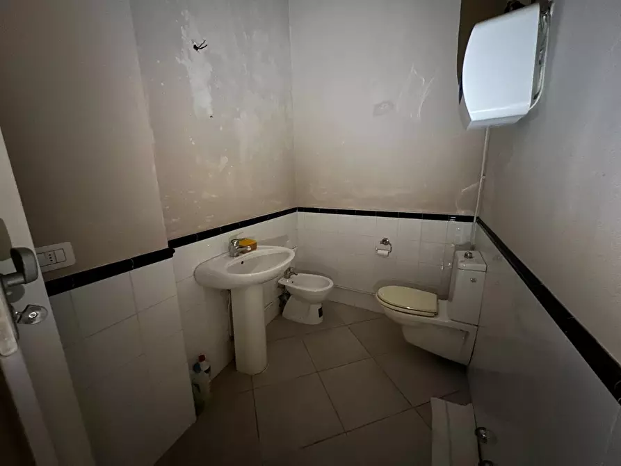 Immagine 9 di Ufficio in affitto  a Lucca