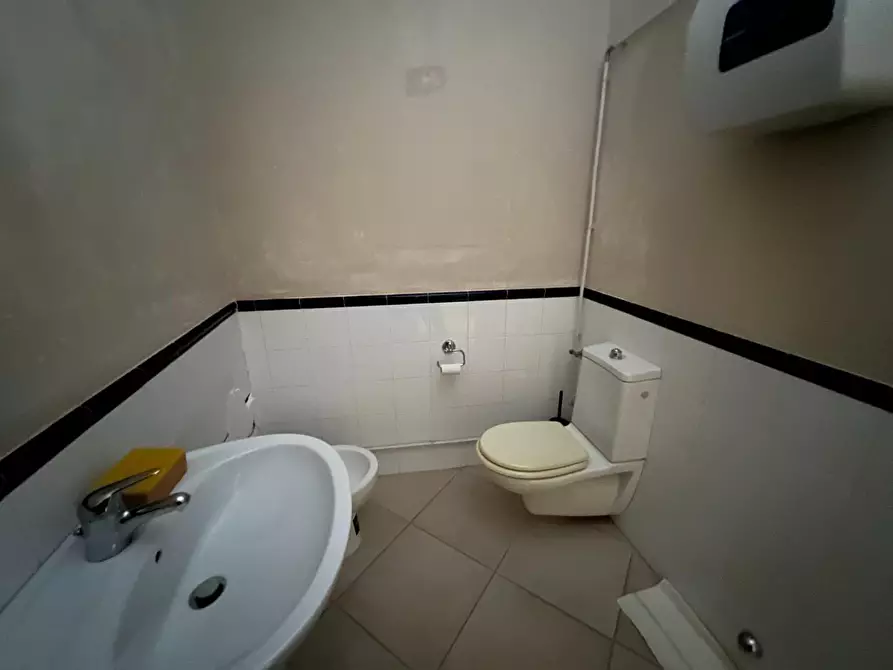 Immagine 10 di Ufficio in affitto  a Lucca