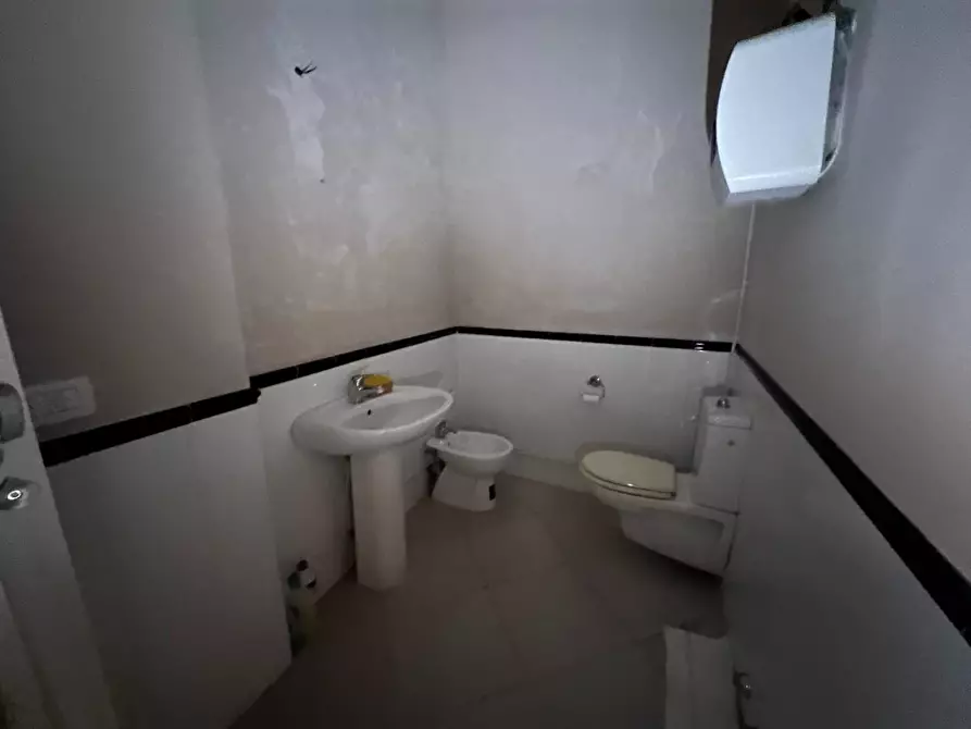 Immagine 11 di Ufficio in affitto  a Lucca