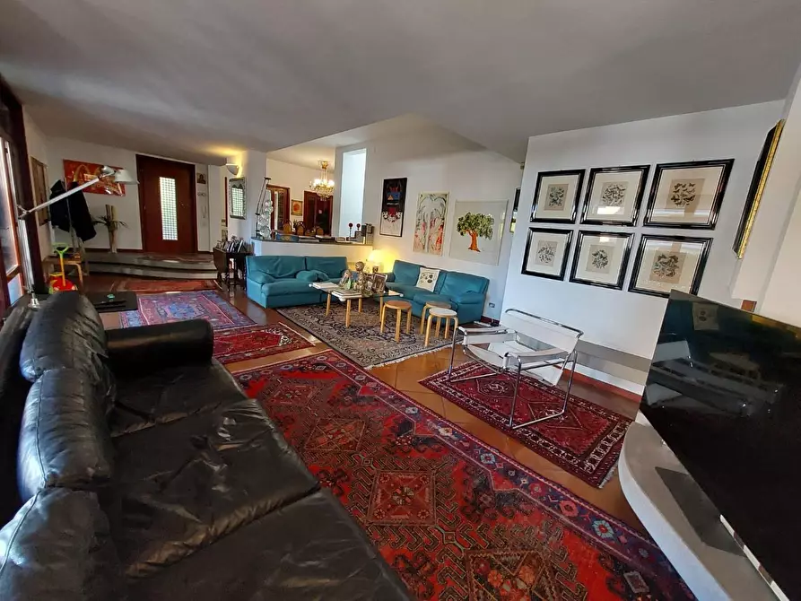 Immagine 4 di Villa in vendita  a Pontedera