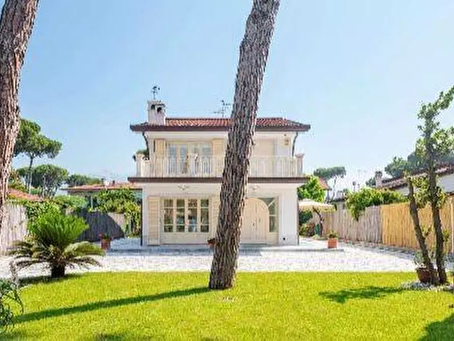 Immagine 29 di Casa indipendente in affitto  a Forte Dei Marmi