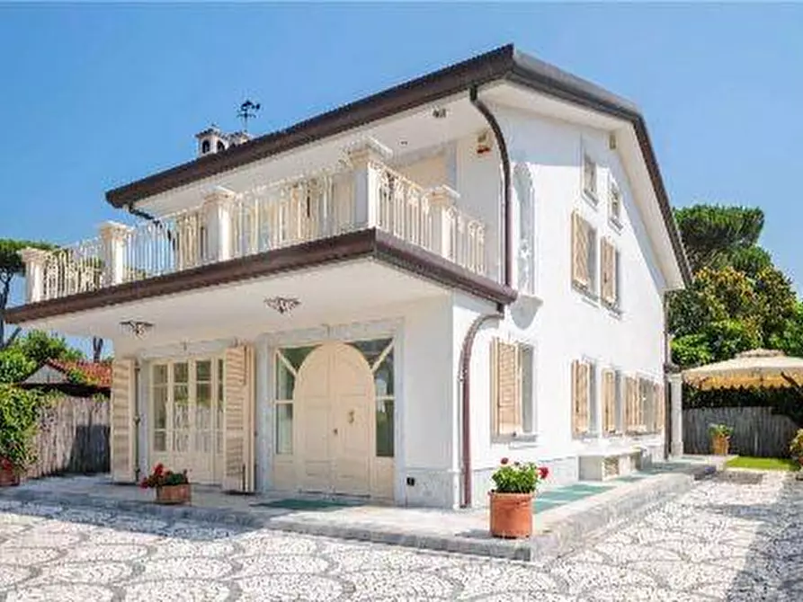 Immagine 28 di Casa indipendente in affitto  a Forte Dei Marmi