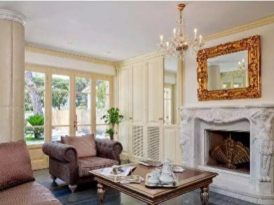 Immagine 22 di Casa indipendente in affitto  a Forte Dei Marmi