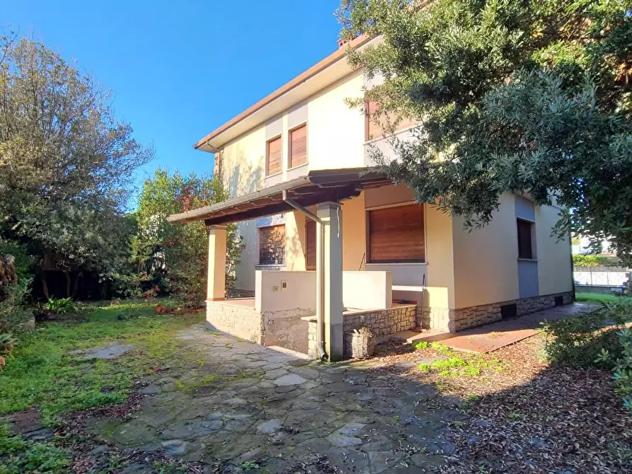 Immagine 5 di Villa in vendita  a Pietrasanta