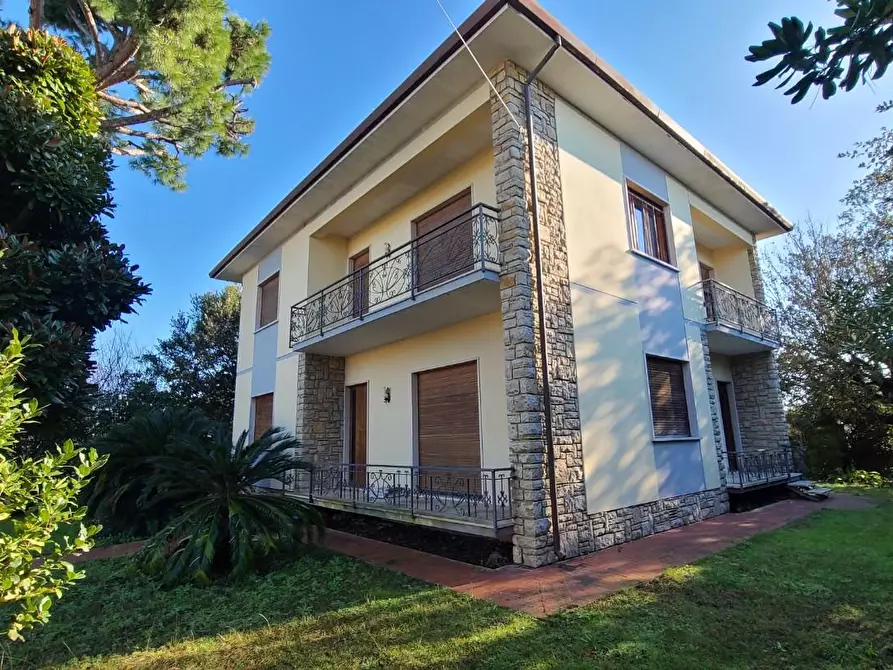 Immagine 3 di Villa in vendita  a Pietrasanta
