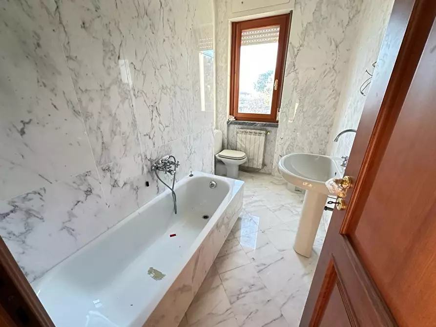 Immagine 11 di Appartamento in affitto  a Carrara