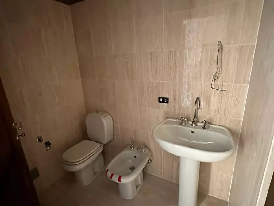 Immagine 19 di Appartamento in affitto  a Carrara