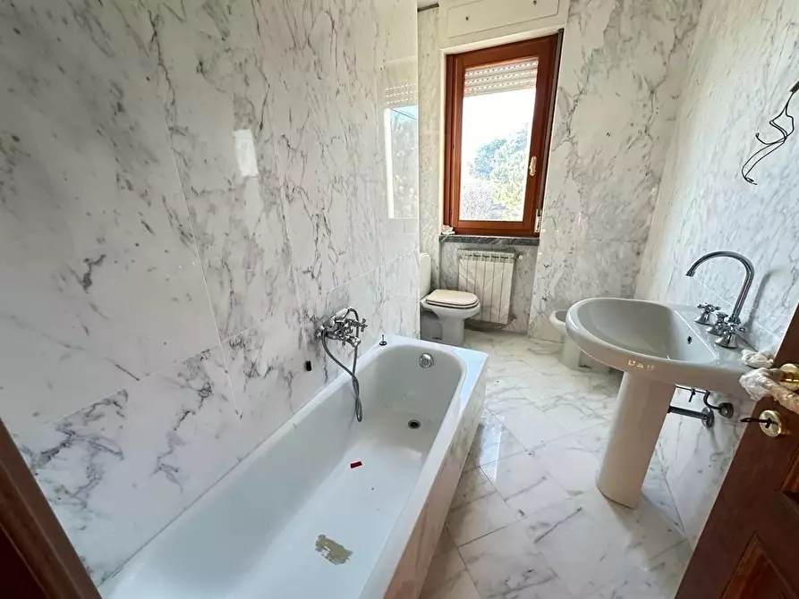 Immagine 13 di Appartamento in affitto  a Carrara