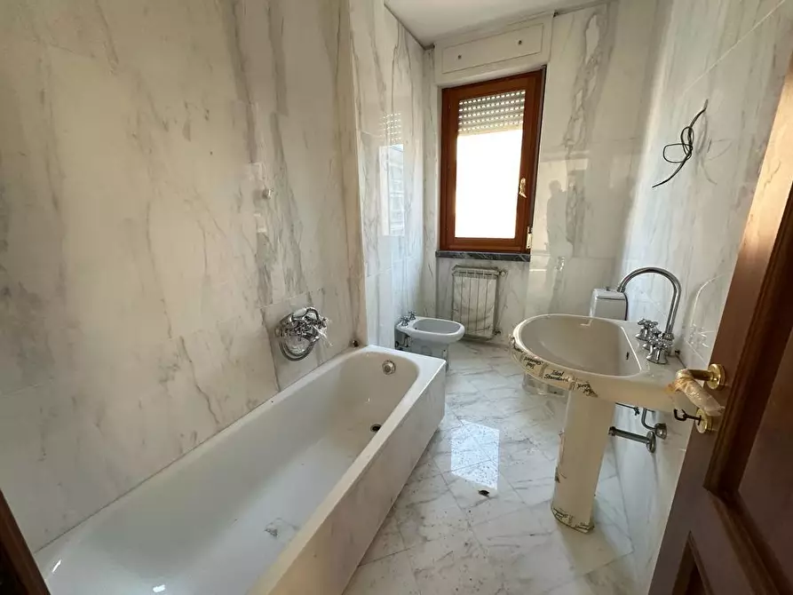 Immagine 12 di Appartamento in affitto  a Carrara