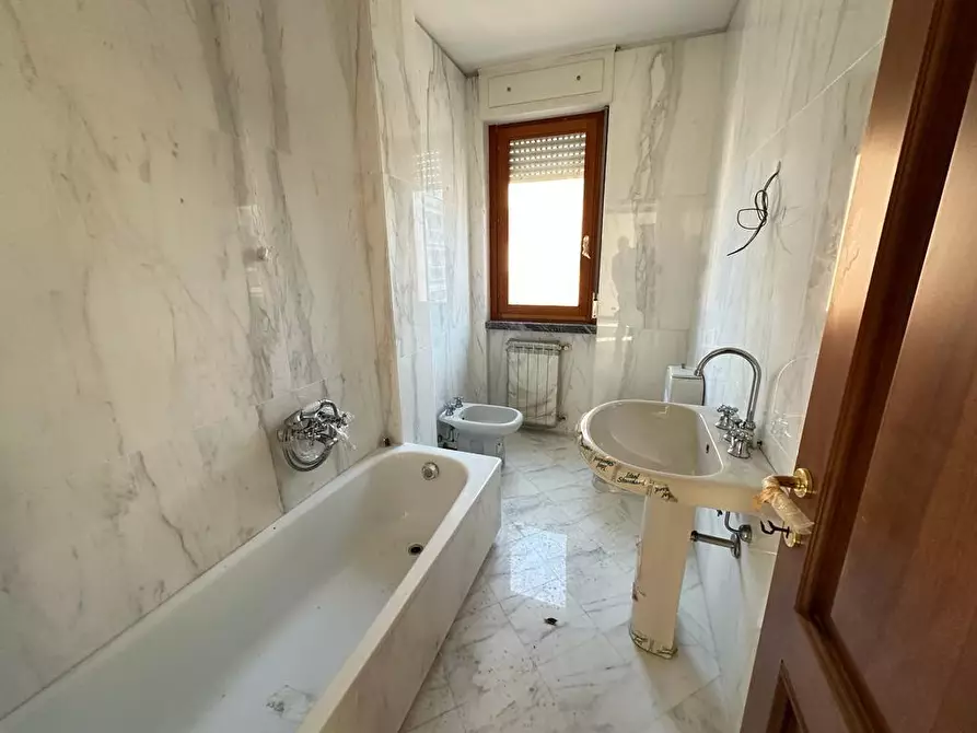 Immagine 11 di Appartamento in affitto  a Carrara