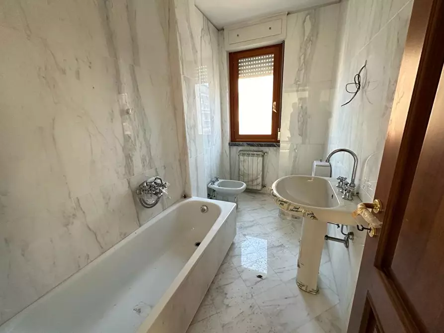 Immagine 13 di Appartamento in affitto  a Carrara