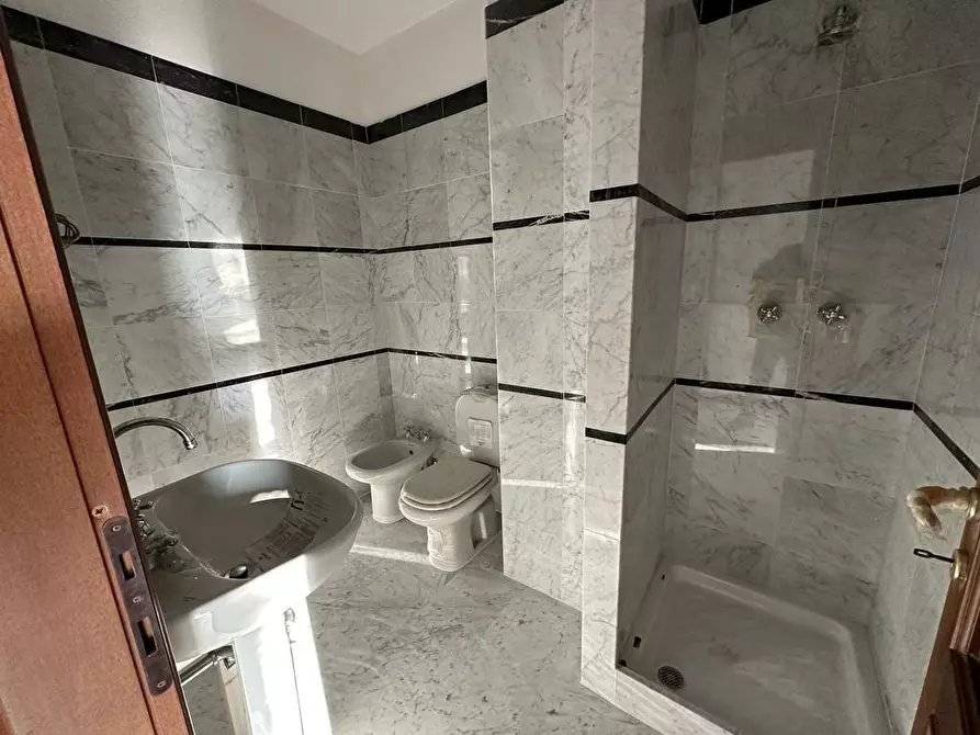 Immagine 4 di Appartamento in affitto  a Carrara