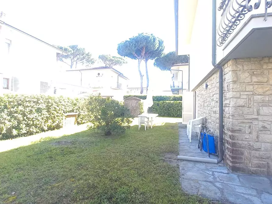 Immagine 61 di Villa in vendita  a Camaiore