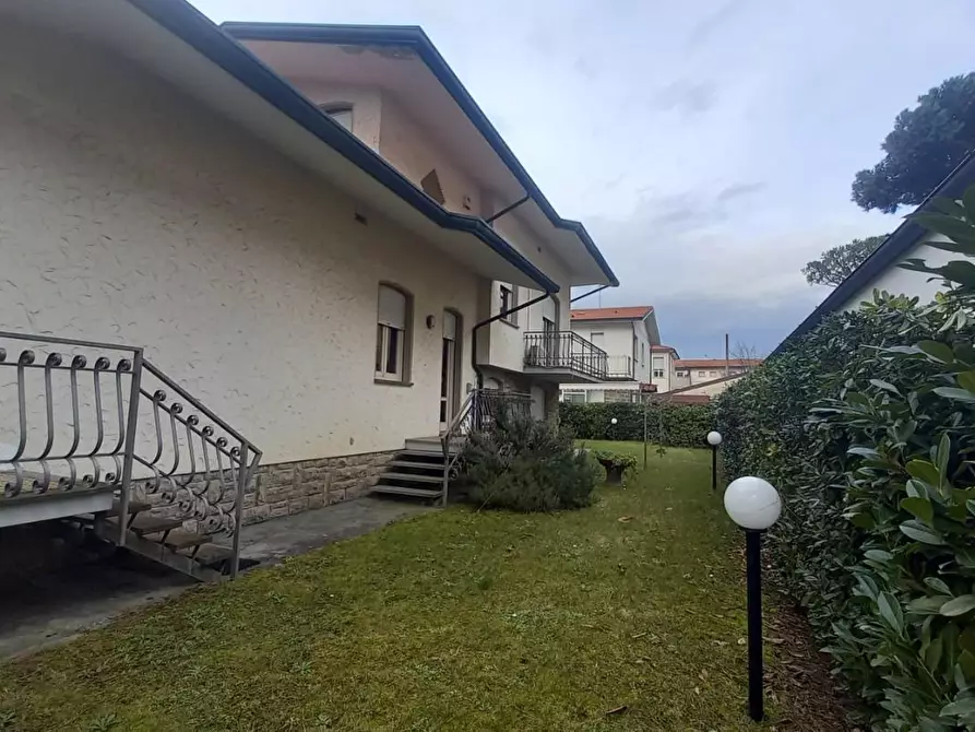 Immagine 49 di Villa in vendita  a Camaiore