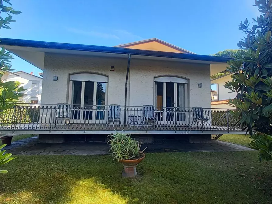 Immagine 53 di Villa in vendita  a Camaiore