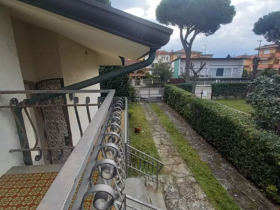 Immagine 23 di Villa in vendita  a Camaiore
