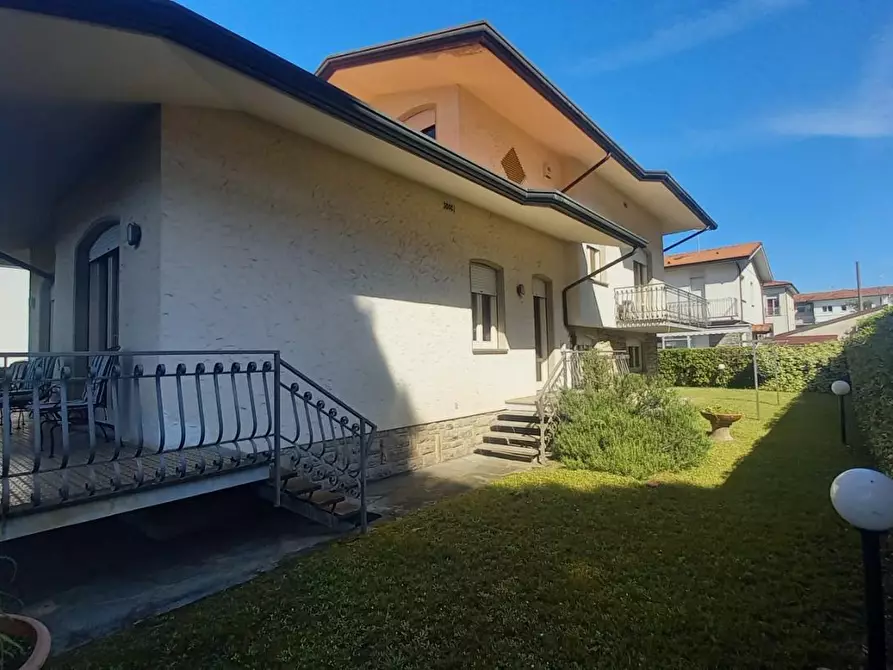 Immagine 57 di Villa in vendita  a Camaiore