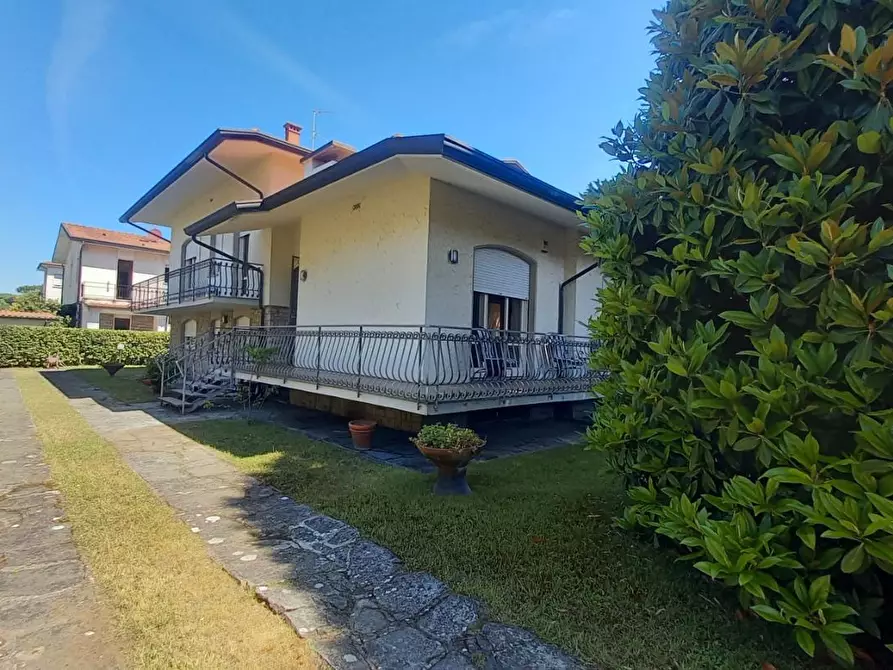 Immagine 137 di Villa in vendita  a Camaiore