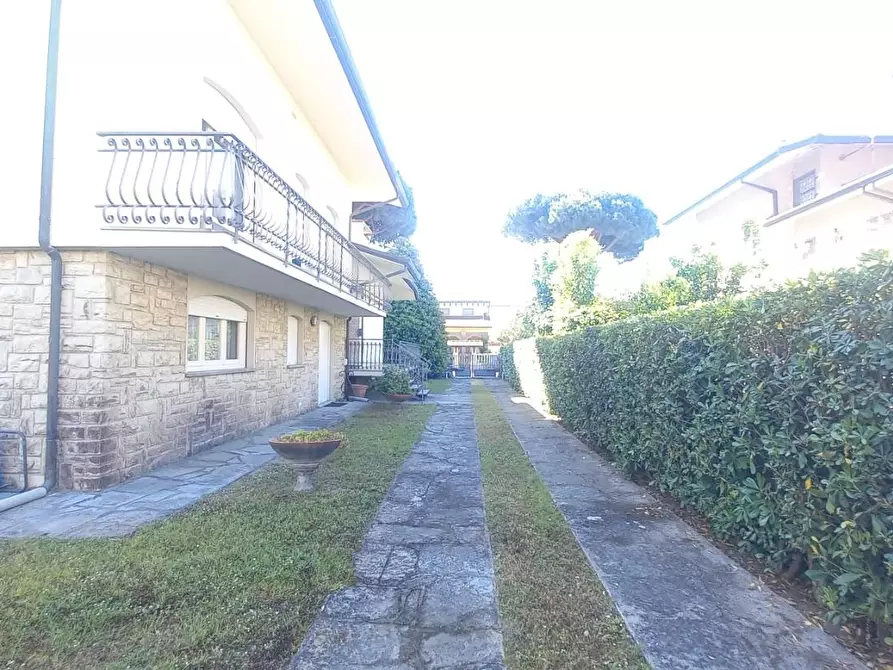 Immagine 62 di Villa in vendita  a Camaiore