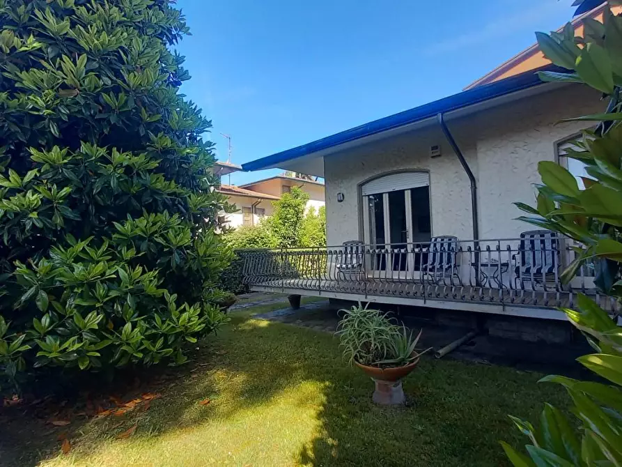 Immagine 55 di Villa in vendita  a Camaiore