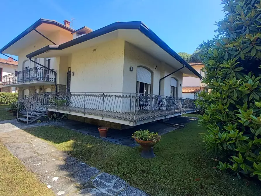 Immagine 138 di Villa in vendita  a Camaiore