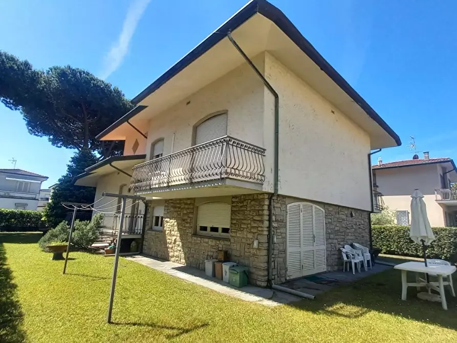 Immagine 102 di Villa in vendita  a Camaiore