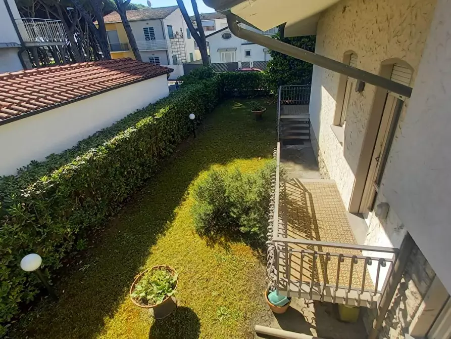 Immagine 88 di Villa in vendita  a Camaiore