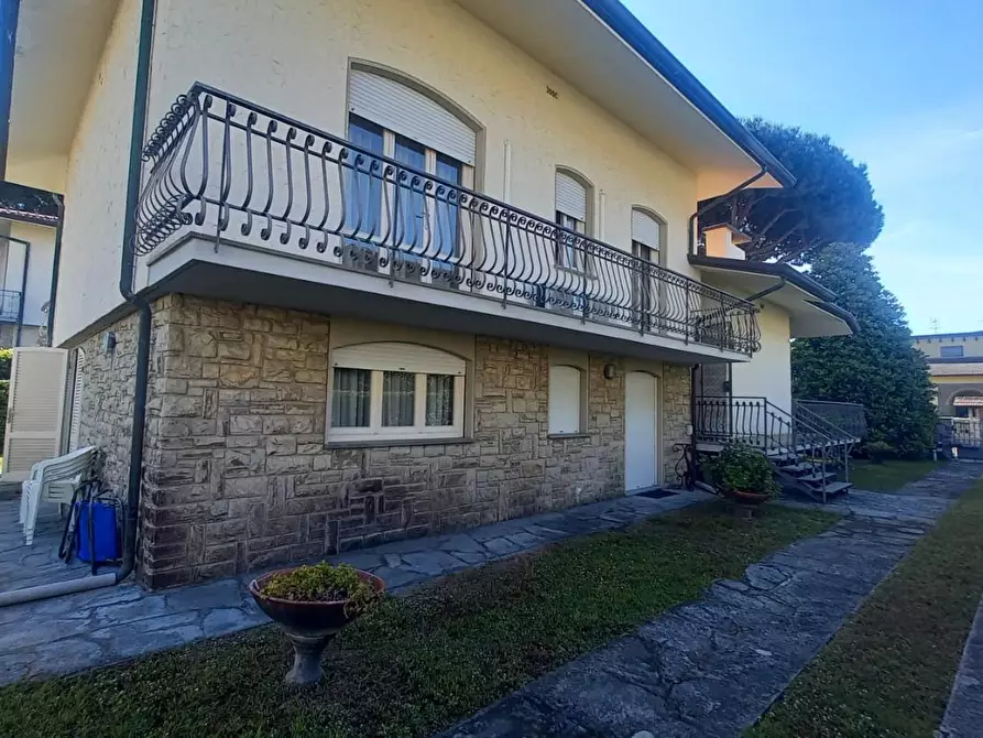 Immagine 65 di Villa in vendita  a Camaiore