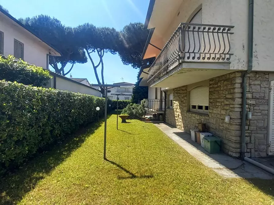 Immagine 101 di Villa in vendita  a Camaiore