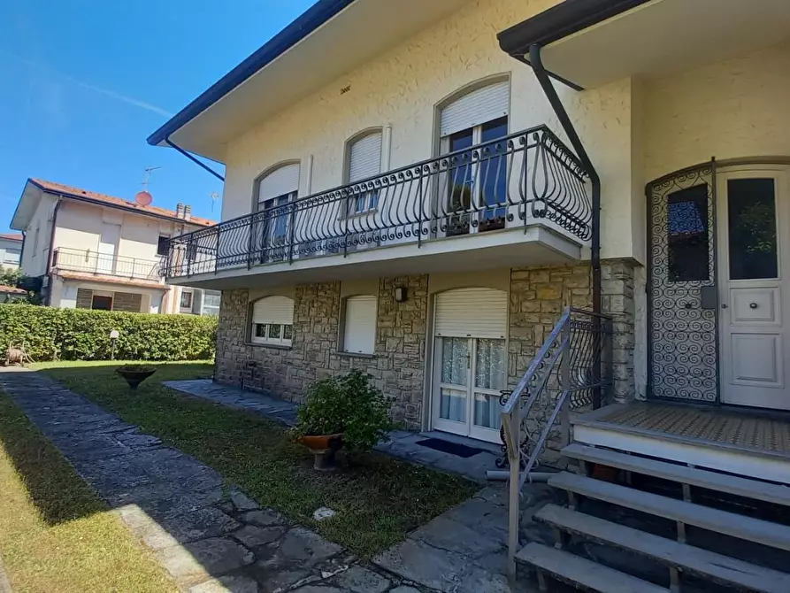 Immagine 97 di Villa in vendita  a Camaiore