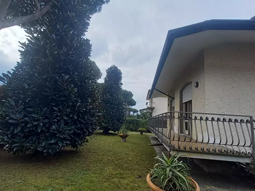 Immagine 48 di Villa in vendita  a Camaiore